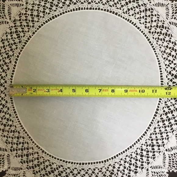 Vintage Round Tablecloth Doily Centerpiece Vase Lamp Dresser Scarf Crochet Lace - Picture 4 of 5